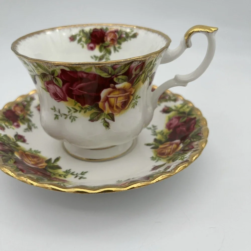Vintage Royal Albert Old Country Roses Teacup &‎ Saucer Set - Bone China